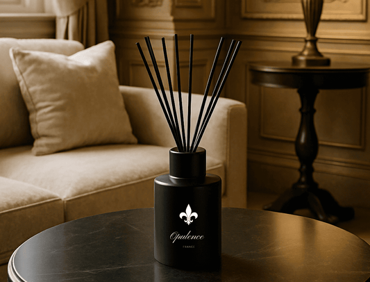 Image sur laquelle on aperçoit un diffuseur de parfum maison de luxe Opulence sur une table noire.
