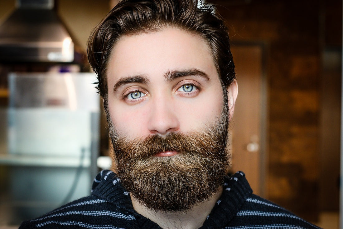 Homme avec une belle barbe propre et soignée.