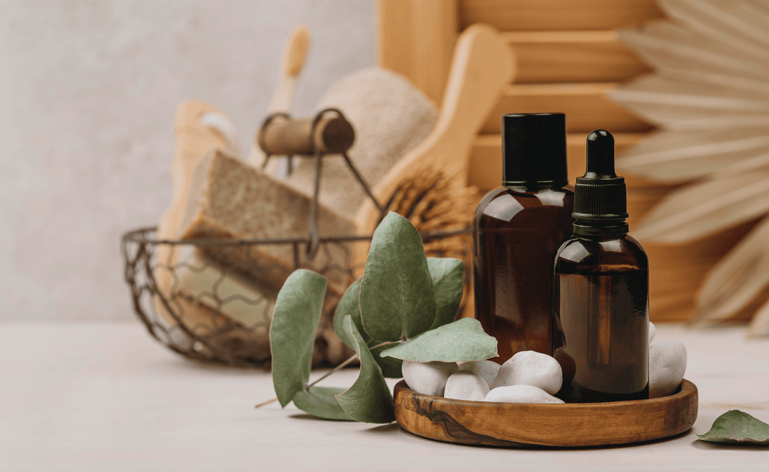 Ensemble de cosmétiques naturels posés sur une table.