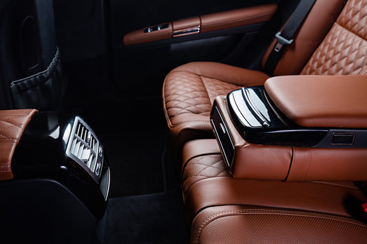 intérieur de voiture avec un diffuseur de parfum voiture de luxe