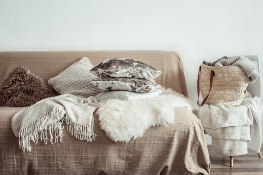 Linge de maison et coussins sur un canapé