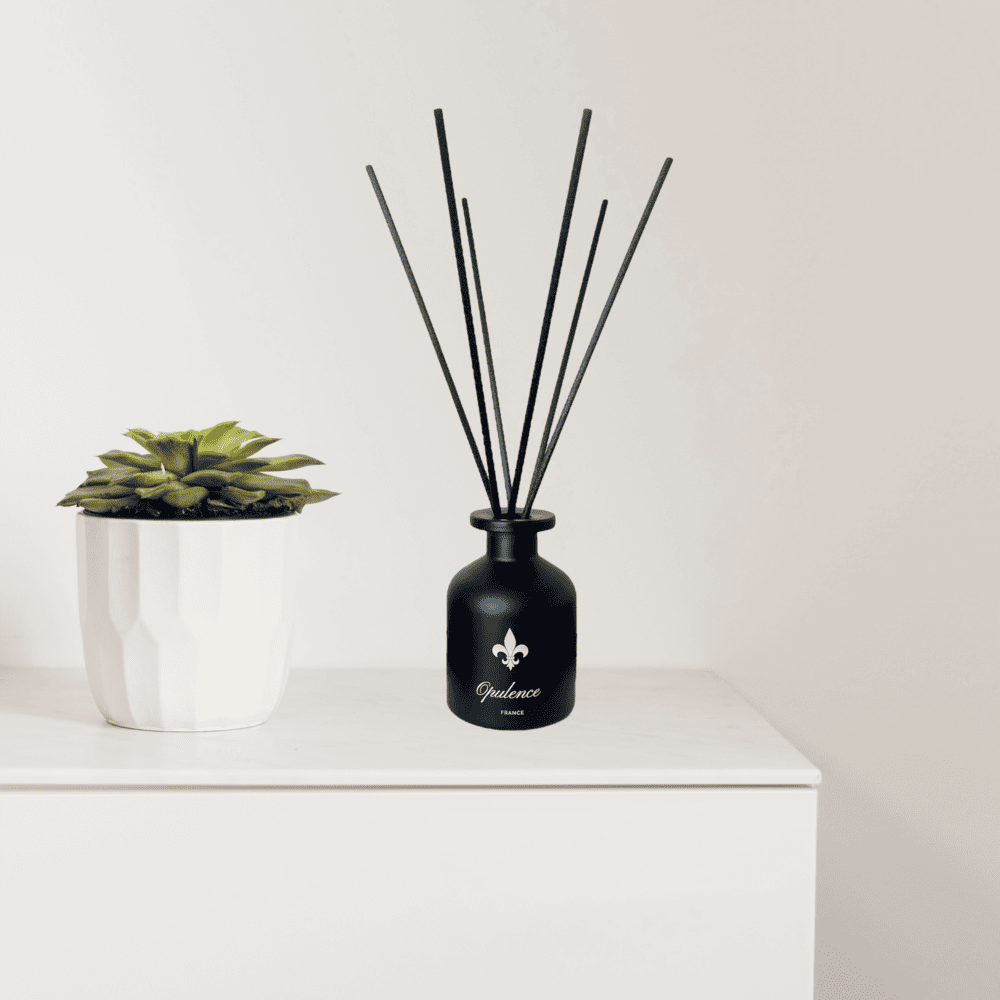 Diffuseur de parfum Opulence posé sur une commande dans une chambre.