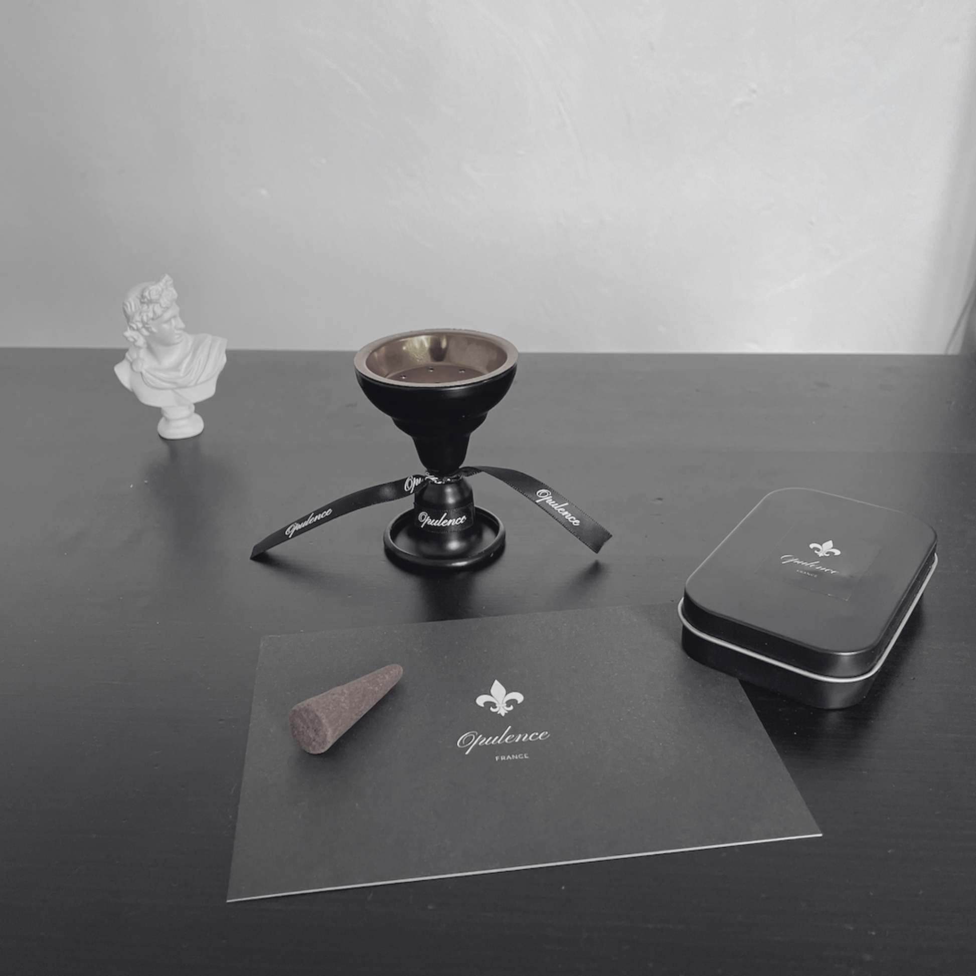 Bruleur et boîte de cônes d'encens posés sur une table avec élégance.