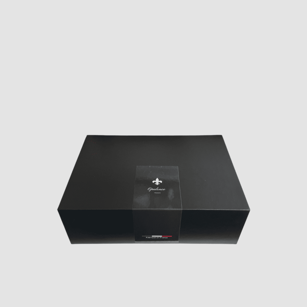 Coffret cadeau élégant Opulence noir mat fermé vu de dessus avec étiquette Fabriqué en France