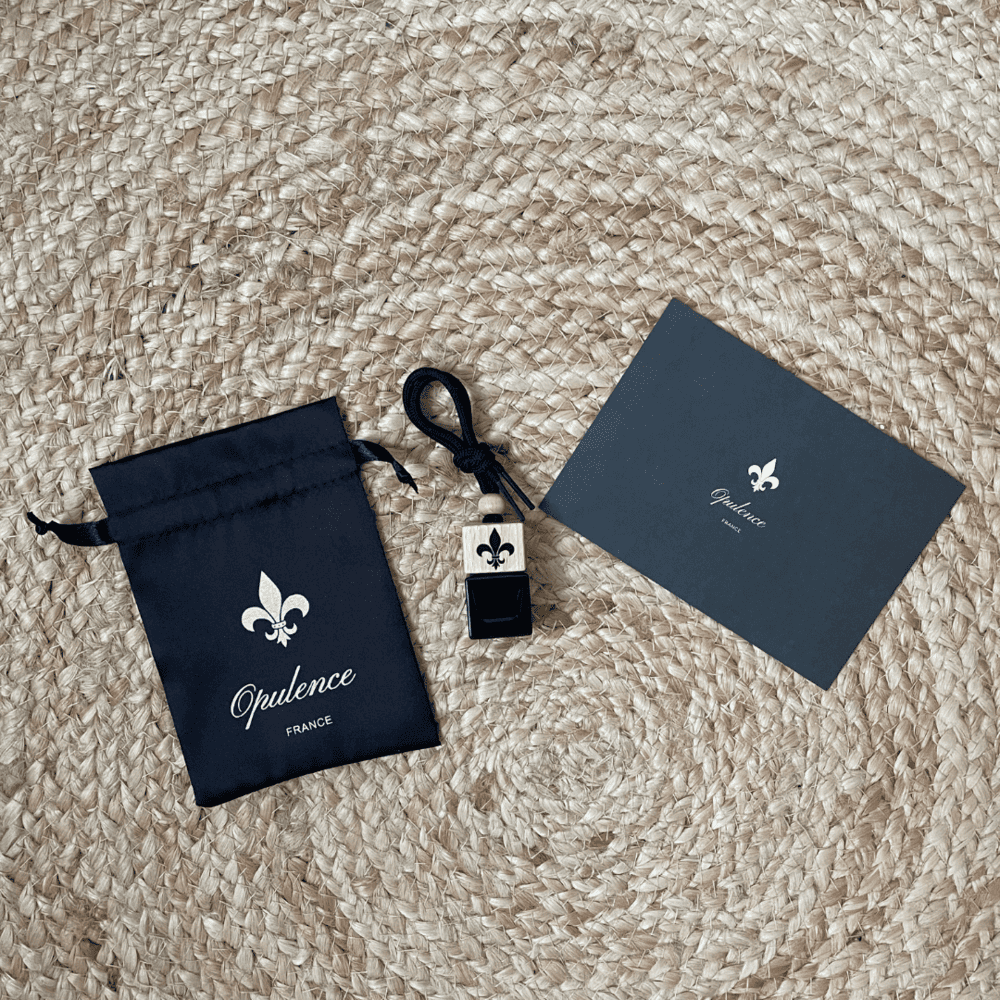 Diffuseur de parfum Opulence disposé sur une un plateau.