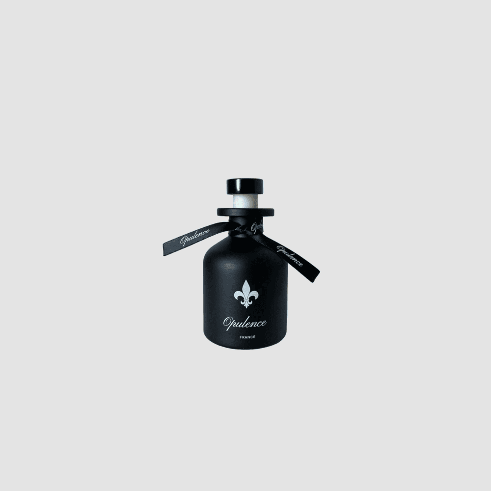Diffuseur de parfum à bâtonnets Opulence refermé avec son bouchon.