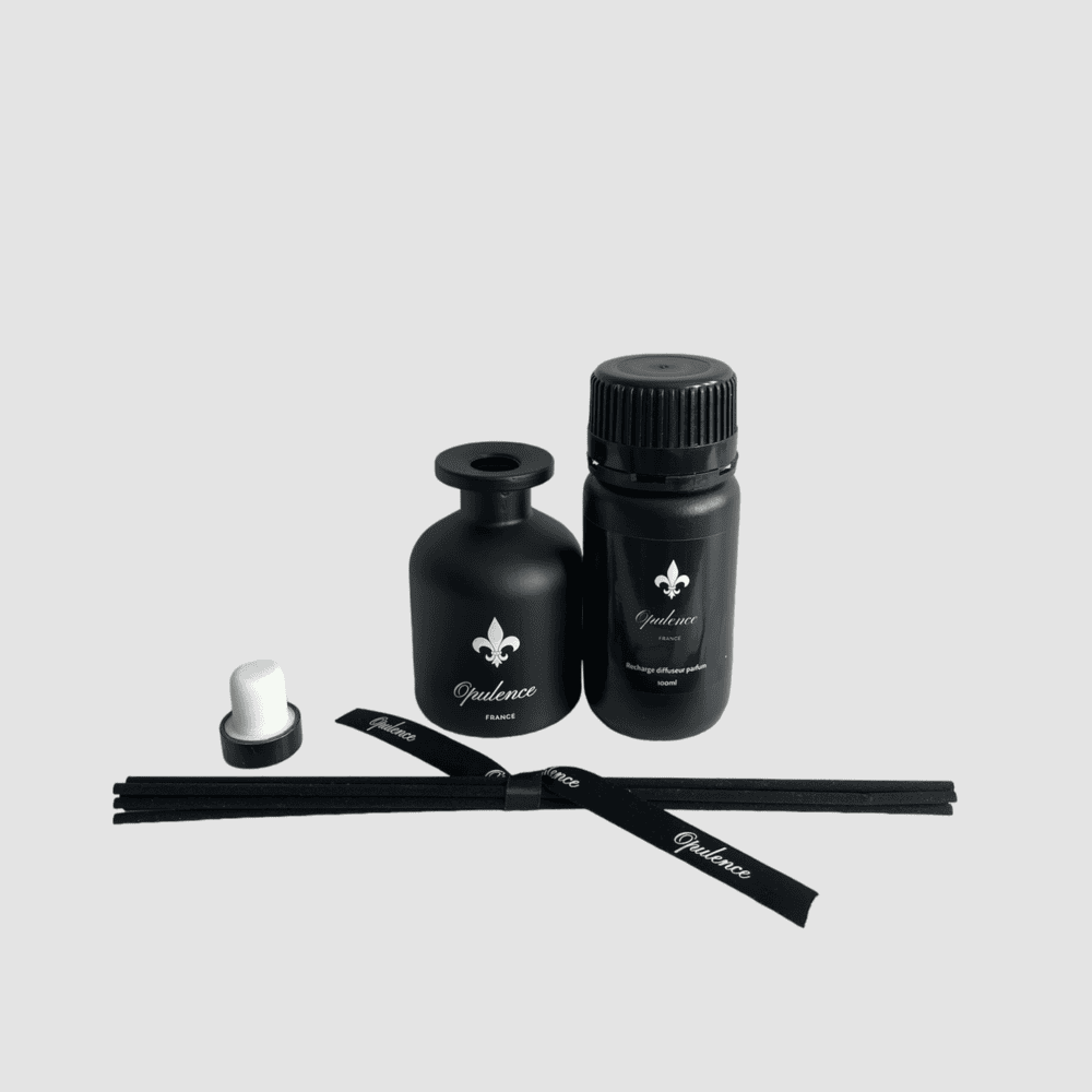 Diffuseur de parfum à bâtonnets Opulence  ainsi que ses bâtonnets et sa recharge de parfum fournis.