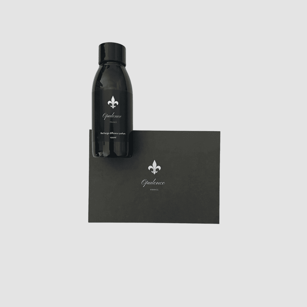 Recharge de parfum pour diffuseur 100ml Opulence disposée avec élégance sur une table.