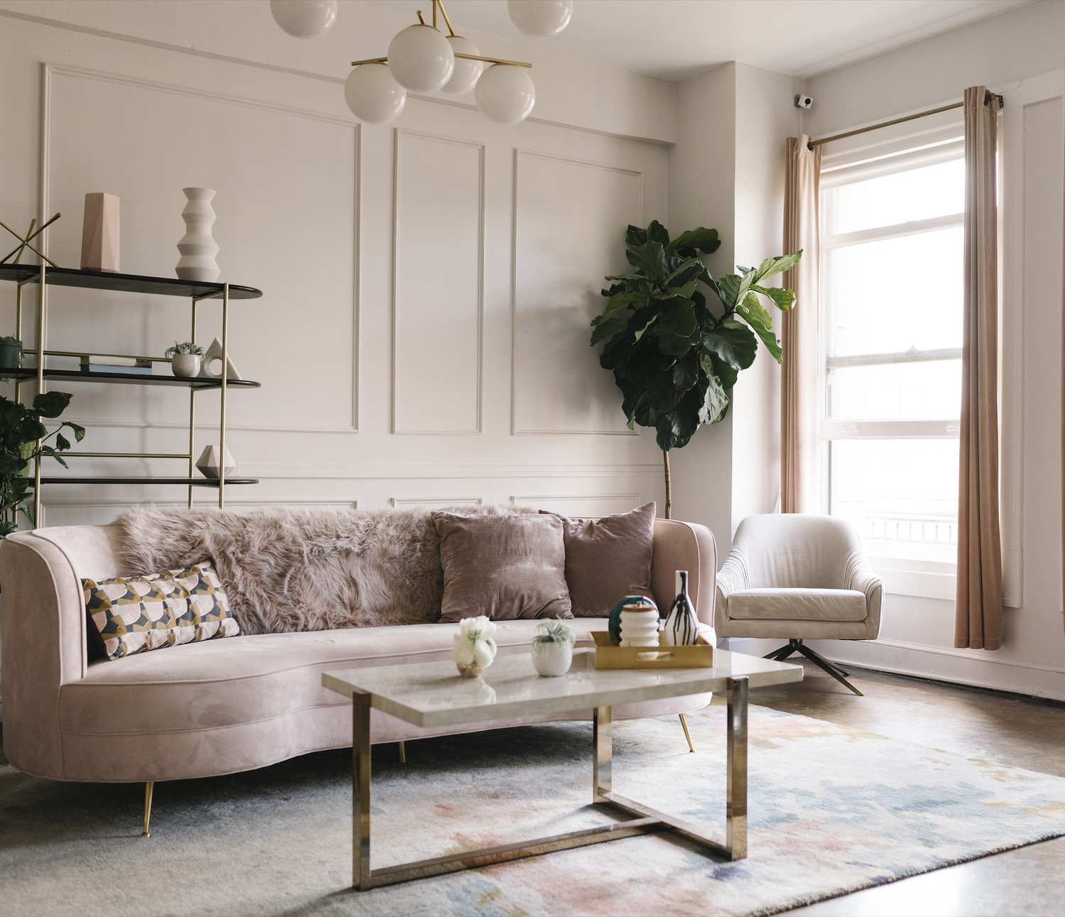 Intérieur de maison moderne et design épuré et parfumé.