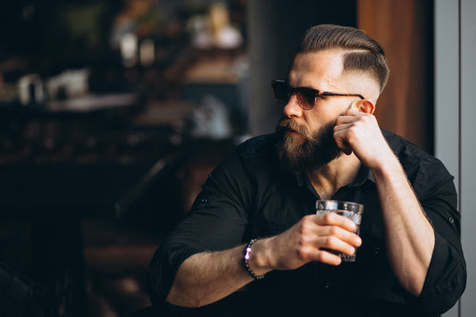 Homme avec une belle barbe et un dégradé à blanc.