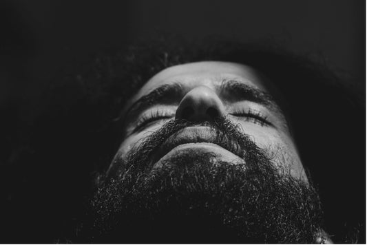 Homme avec une barbe bien sculptée et soignée.