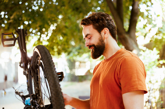 Homme avec une belle barbe cycliste 