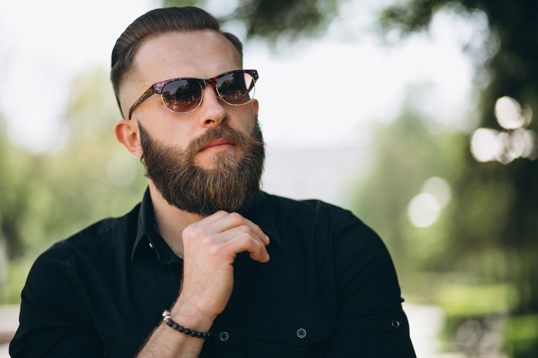 Homme avec une belle barbe entretenue et soignée.