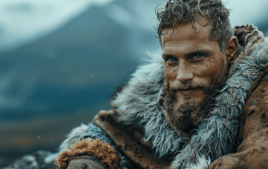 Homme viking avec une belle barbe en hiver.