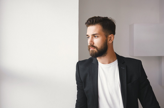 L'homme moderne et l'importance d'avoir une barbe bien entretenue.