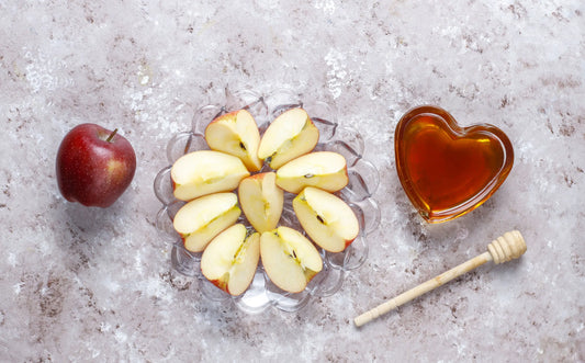 Miel et pomme dans un plateau.