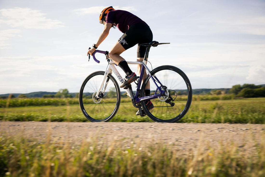 Cycliste qui pédale pour entretenir sa santé.