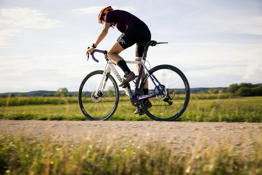 Cycliste qui pédale pour entretenir sa santé.