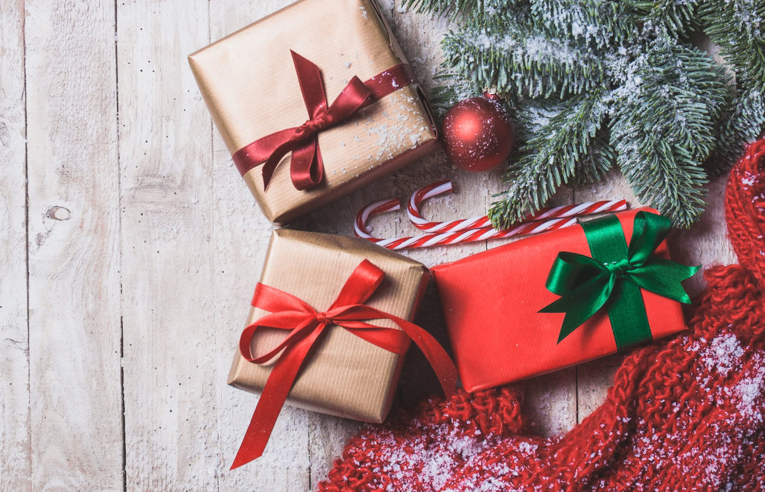 Coffrets cadeaux au pied du sapin de Noël