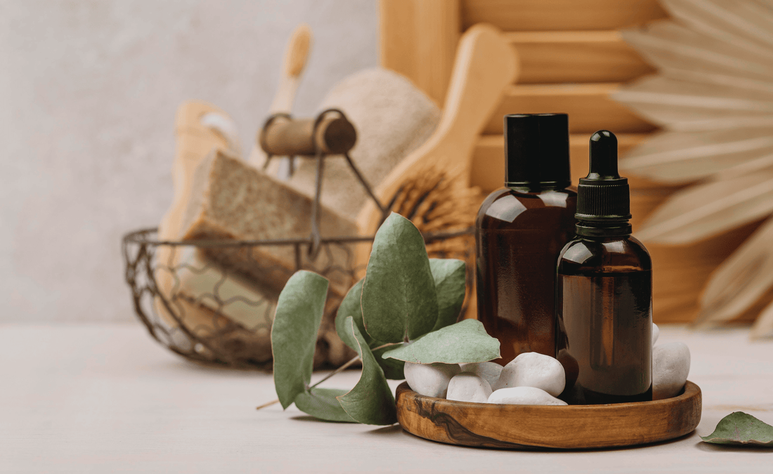 Ensemble de cosmétiques naturels posés sur une table.