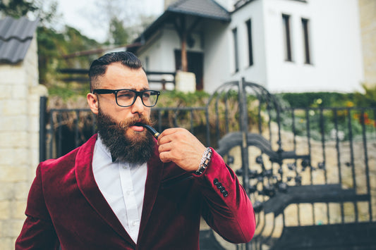 Homme avec une belle barbe entretenue.