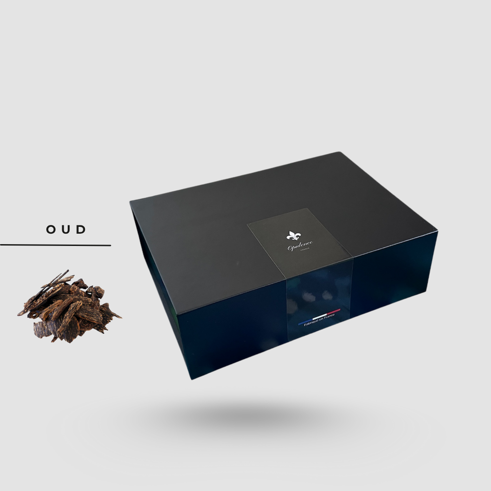 Coffret cadeau Opulence noir mat en lévitation avec copeaux de bois de Oud à gauche