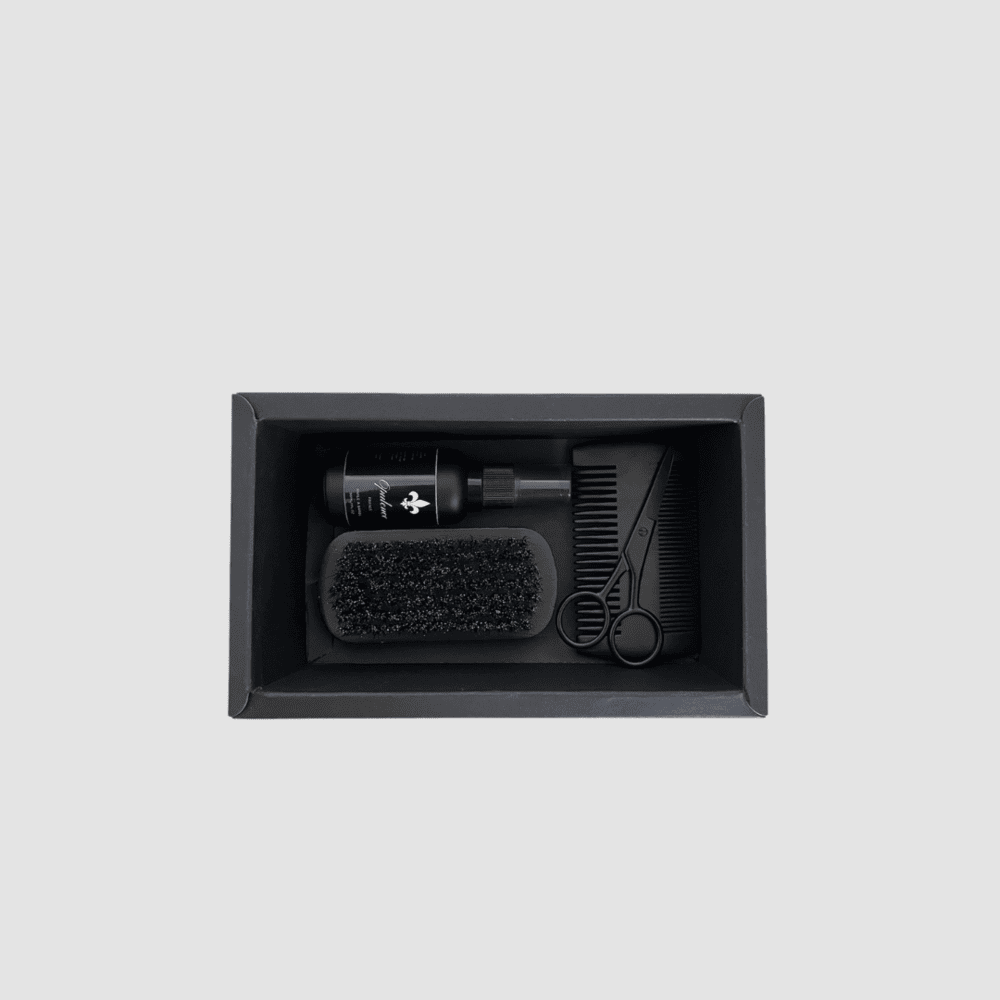Coffret cadeau homme pour la barbe ouvert qui permet de voir l’agencement dans la boîte.
