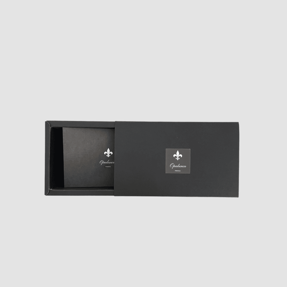 Coffret cadeau homme barbe opulence à moitié ouvert sur le côté via son tiroir coulissant. 