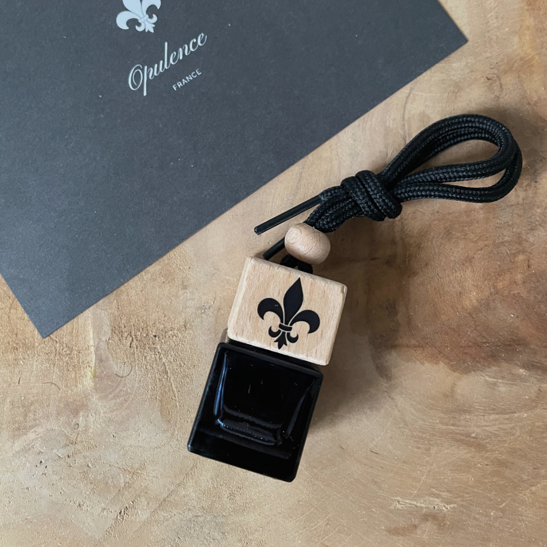 Diffuseur voiture Opulence élégant posé sur une table en bois.