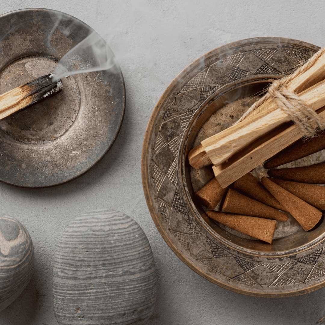 Cônes encens naturel Opulence et sauge dans une assiette en bronze.