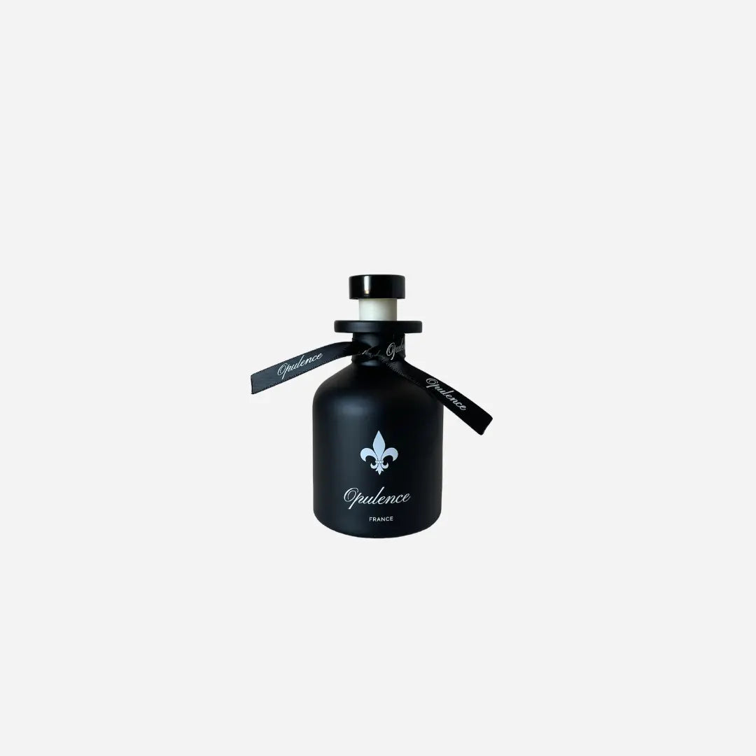 Diffuseur de parfum à bâtonnets Opulence refermé avec son bouchon.