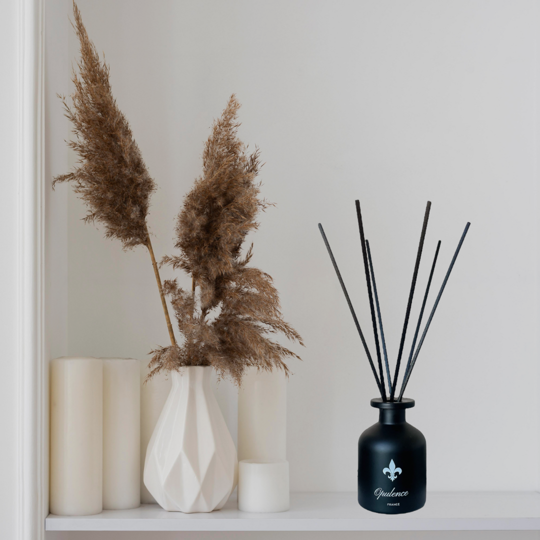 Diffuseur de parfum maison à bâtonnets Opulence sur une étagère.