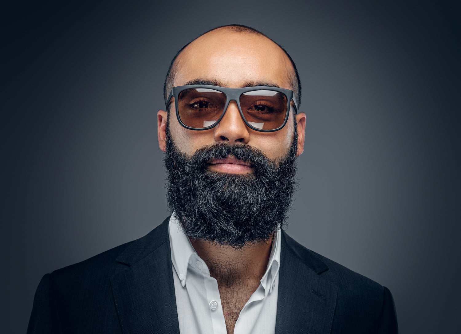 Homme élégant arborant une grosse barbe bien nourrie et hydratée