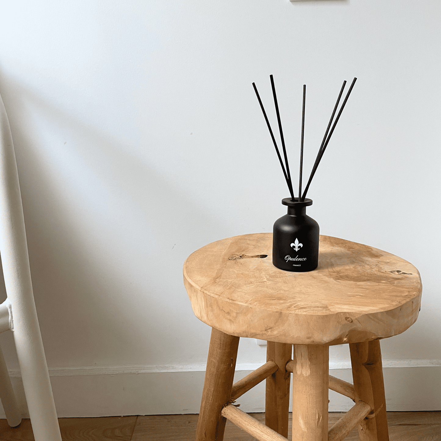 Reed fragrance diffuser Opulence inside a bedroom.