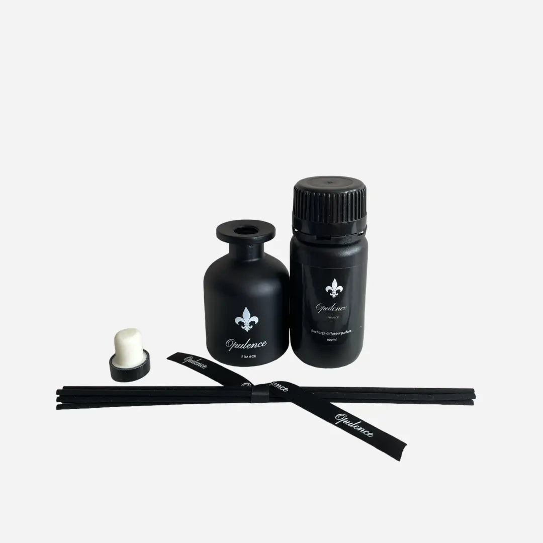 Diffuseur de parfum à bâtonnets Opulence  ainsi que ses bâtonnets et sa recharge de parfum fournis.