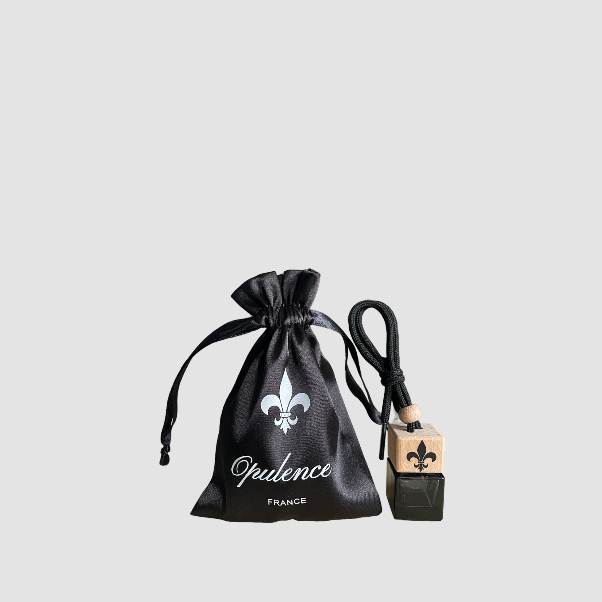 Image illustrant un diffuseur de parfum voiture Opulence et son sac en soie.