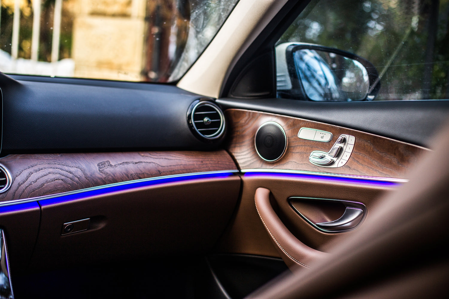 Intérieur de voiture de luxe parfumé et élégant.